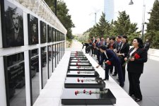 Делегация Народного политического консультативного совета Китая посетила могилу великого лидера Гейдара Алиева и Аллею шехидов (ФОТО)