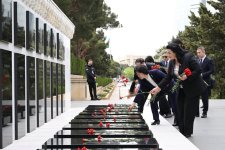 Делегация Народного политического консультативного совета Китая посетила могилу великого лидера Гейдара Алиева и Аллею шехидов (ФОТО)