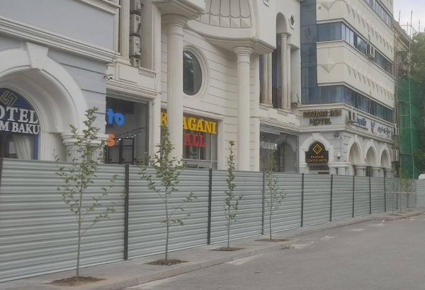 Стала известна причина ограждения территории вокруг парка "Хагани" в Баку (ФОТО)