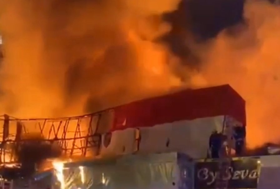 Новые кадры с места сильного пожара в Баку (ФОТО/ВИДЕО)