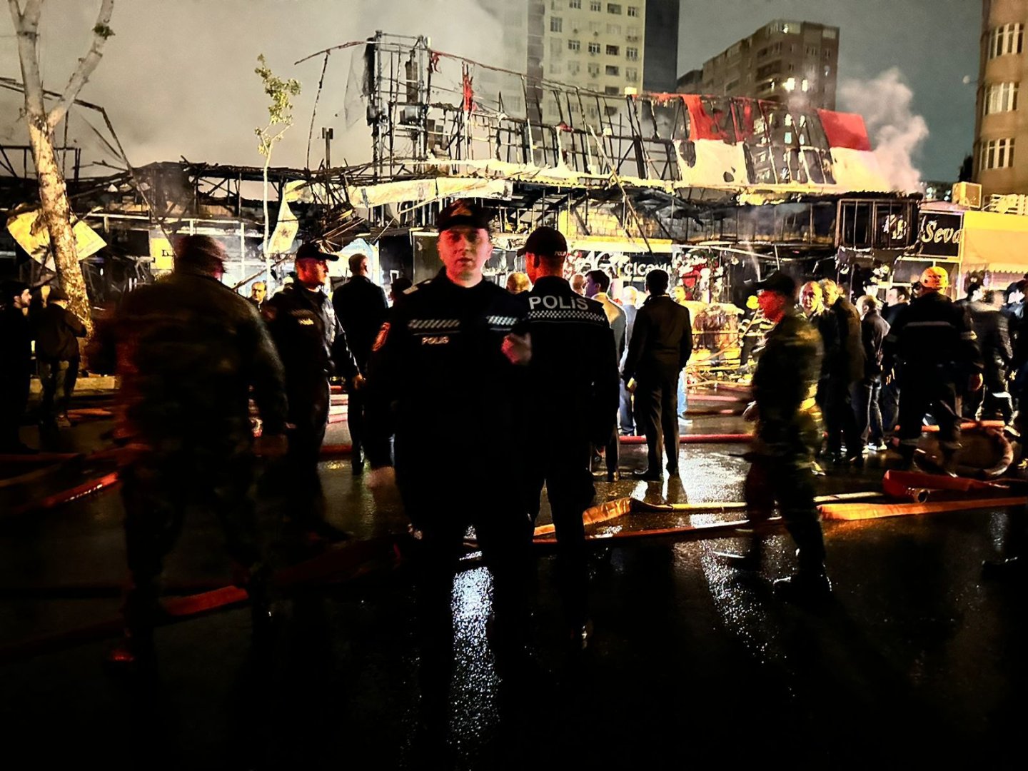 Новые кадры с места сильного пожара в Баку (ФОТО/ВИДЕО)