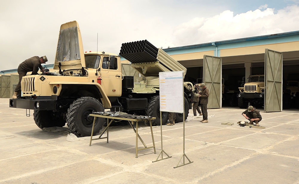 В Отдельной общевойсковой армии Азербайджана выполняется сезонное обслуживание всех видов вооружения и техники (ФОТО)