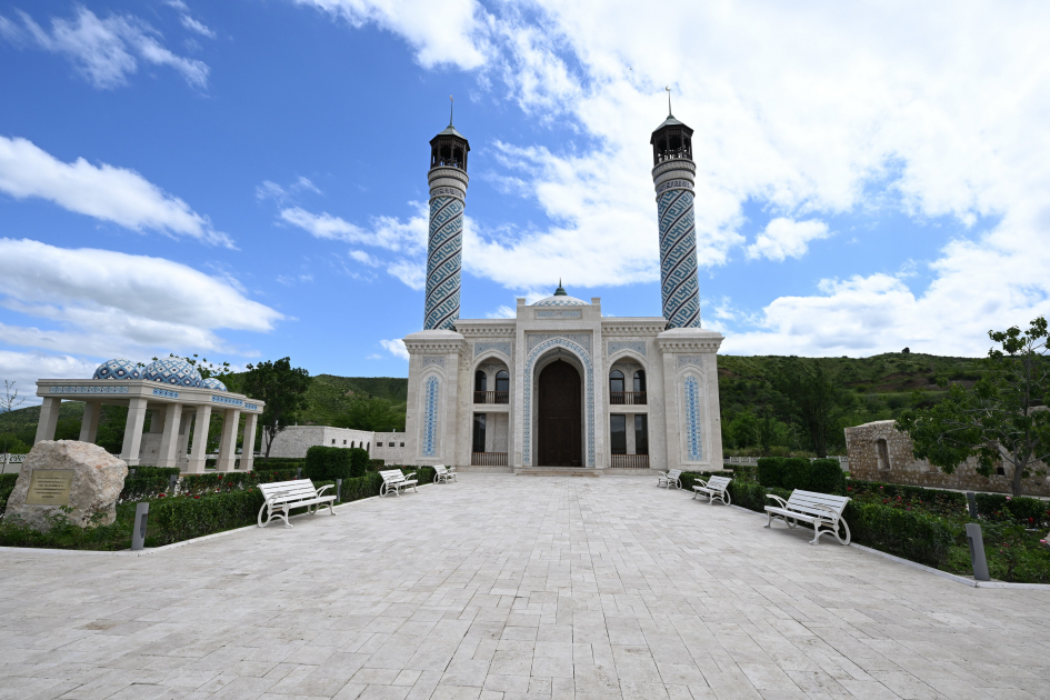 Президент Ильхам Алиев и Первая леди Мехрибан Алиева приняли участие в открытии Зангиланской мечети (ФОТО/ВИДЕО)