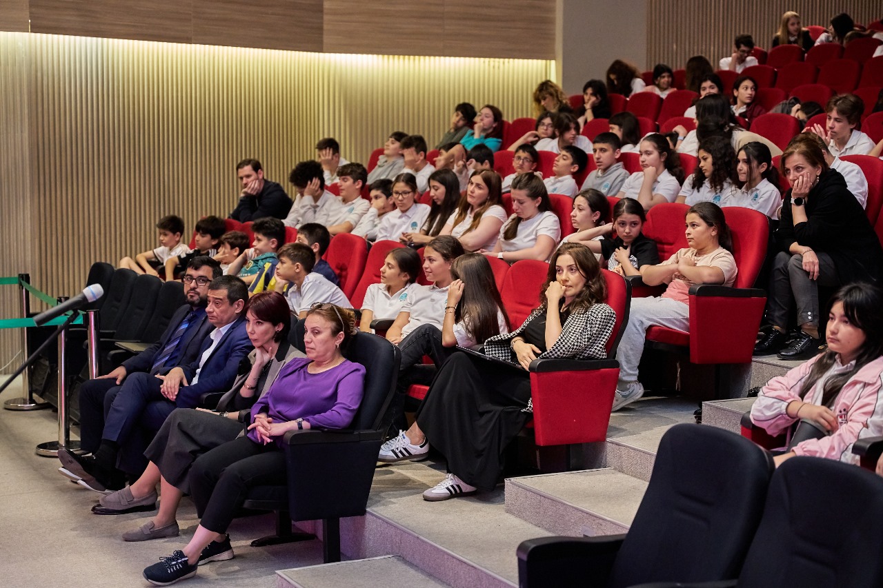 Генеральный директор Bakcell встретился с учениками Современного Образовательного Комплекса (ФОТО)