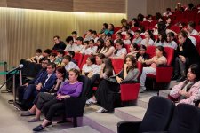 Генеральный директор Bakcell встретился с учениками Современного Образовательного Комплекса (ФОТО)