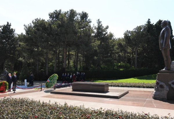 Делегация Турции посетила могилу великого лидера, Шехидляр хиябаны и мемориал турецким воинам (ФОТО)