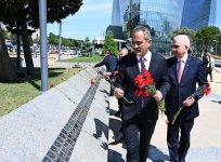 Делегация Турции посетила могилу великого лидера, Шехидляр хиябаны и мемориал турецким воинам (ФОТО)