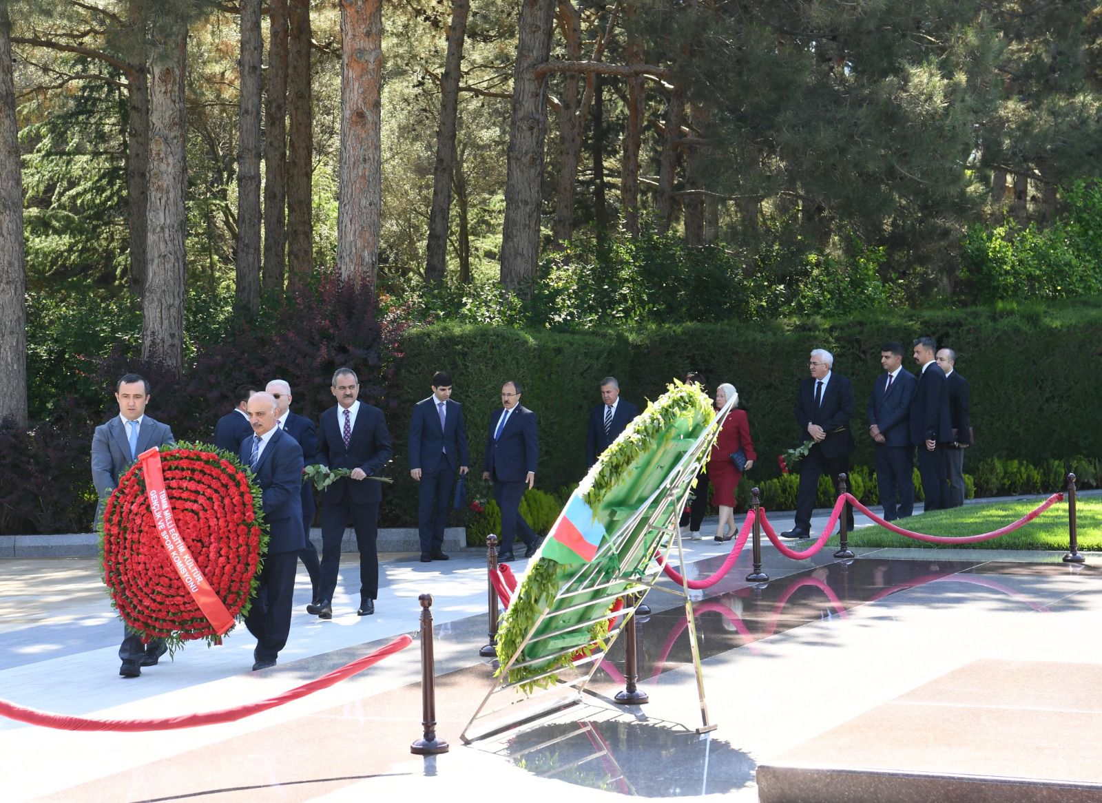 Делегация Турции посетила могилу великого лидера, Шехидляр хиябаны и мемориал турецким воинам (ФОТО)