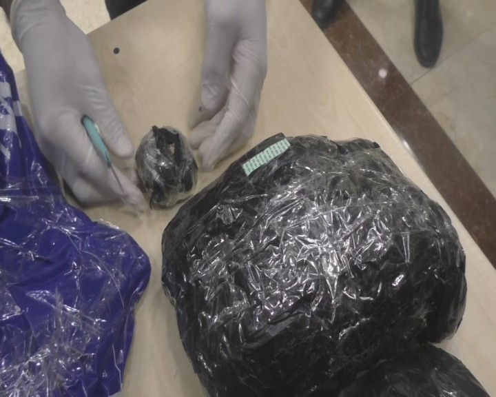 В Исмайыллы полиция изъяла автомат у наркокурьеров - МВД (ФОТО)