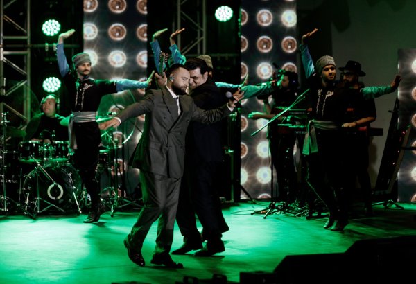 33 мгновения! Азад Шабанов "сорвал паутину" с летней сцены Филармонии в Баку (ФОТО)