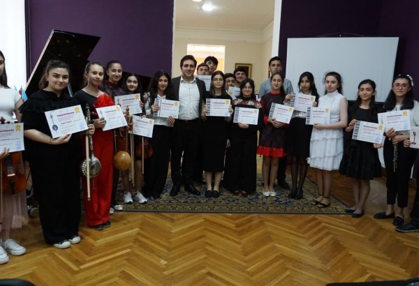 Воспитанники школы имени Рафига Бабаева выступили с концертом (ФОТО)