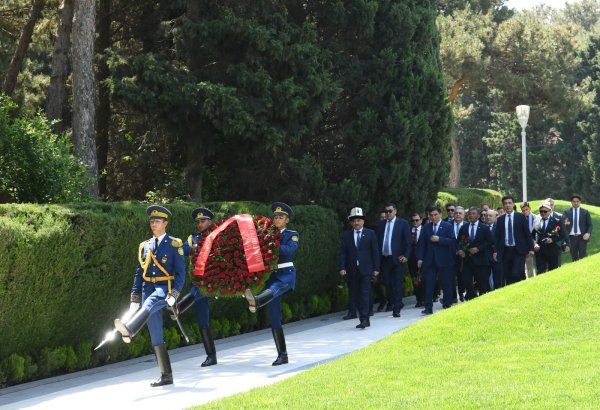 Председатель парламента Кыргызстана посетил могилу великого лидера (ФОТО)