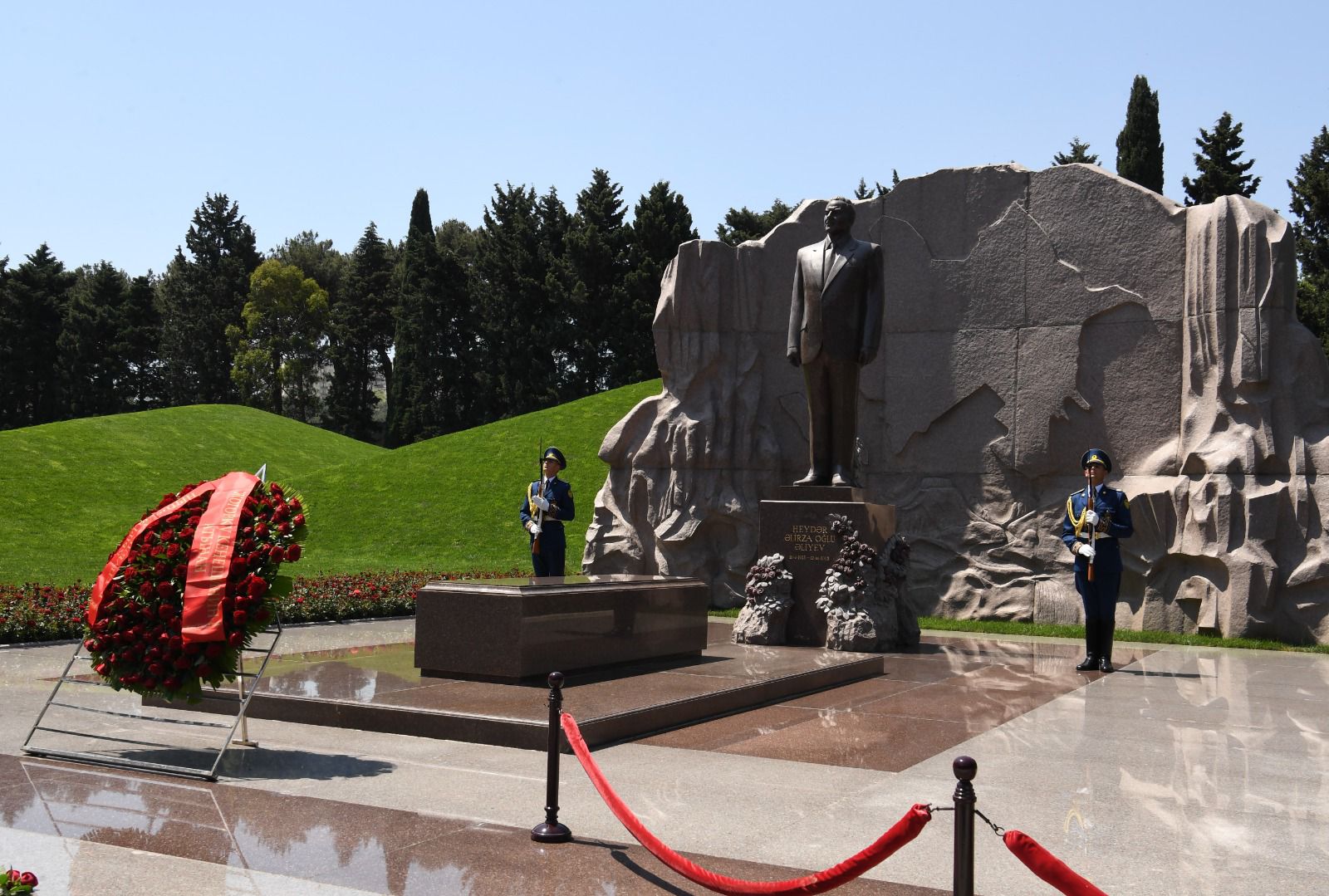 Председатель парламента Кыргызстана посетил могилу великого лидера (ФОТО)