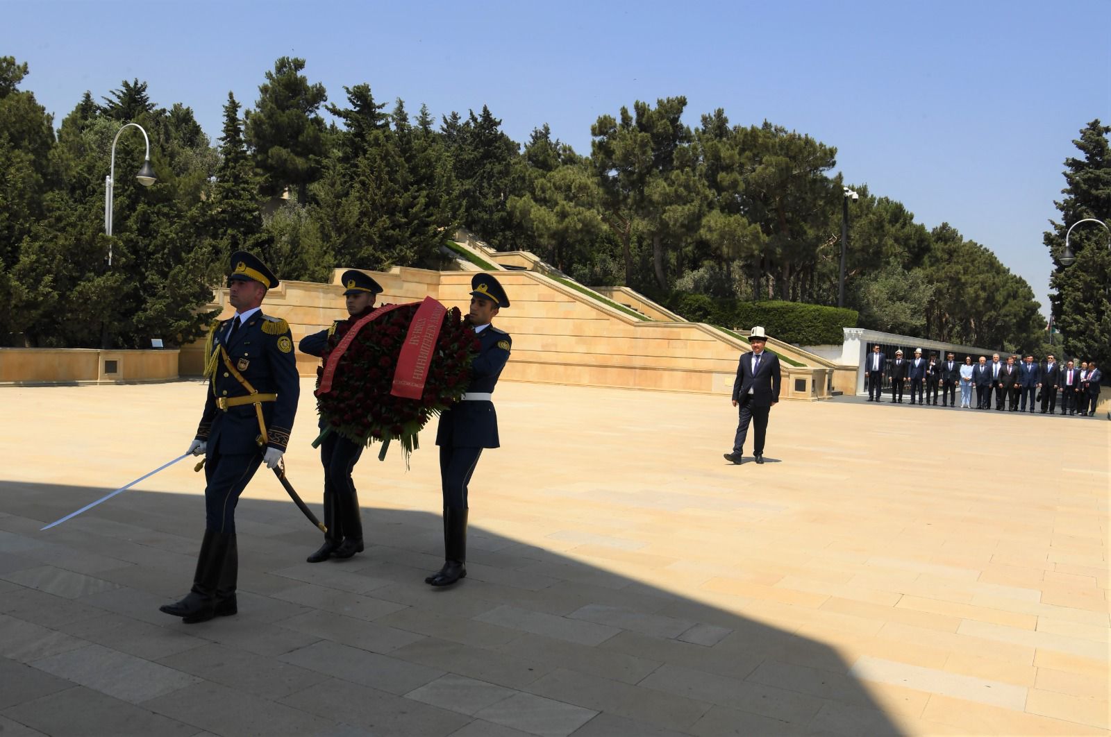 Председатель парламента Кыргызстана посетил могилу великого лидера (ФОТО)