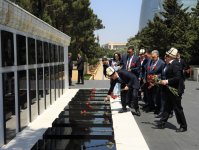 Председатель парламента Кыргызстана посетил могилу великого лидера (ФОТО)