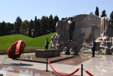 Председатель парламента Кыргызстана посетил могилу великого лидера (ФОТО)