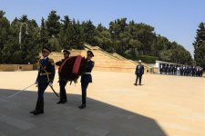 Председатель парламента Кыргызстана посетил могилу великого лидера (ФОТО)