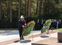 Председатель парламента Кыргызстана посетил могилу великого лидера (ФОТО)