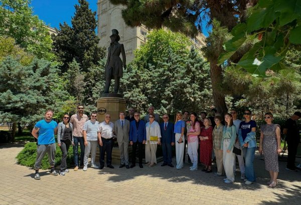 В Баку у памятника Пушкина почтена память великого русского поэта (ФОТО)