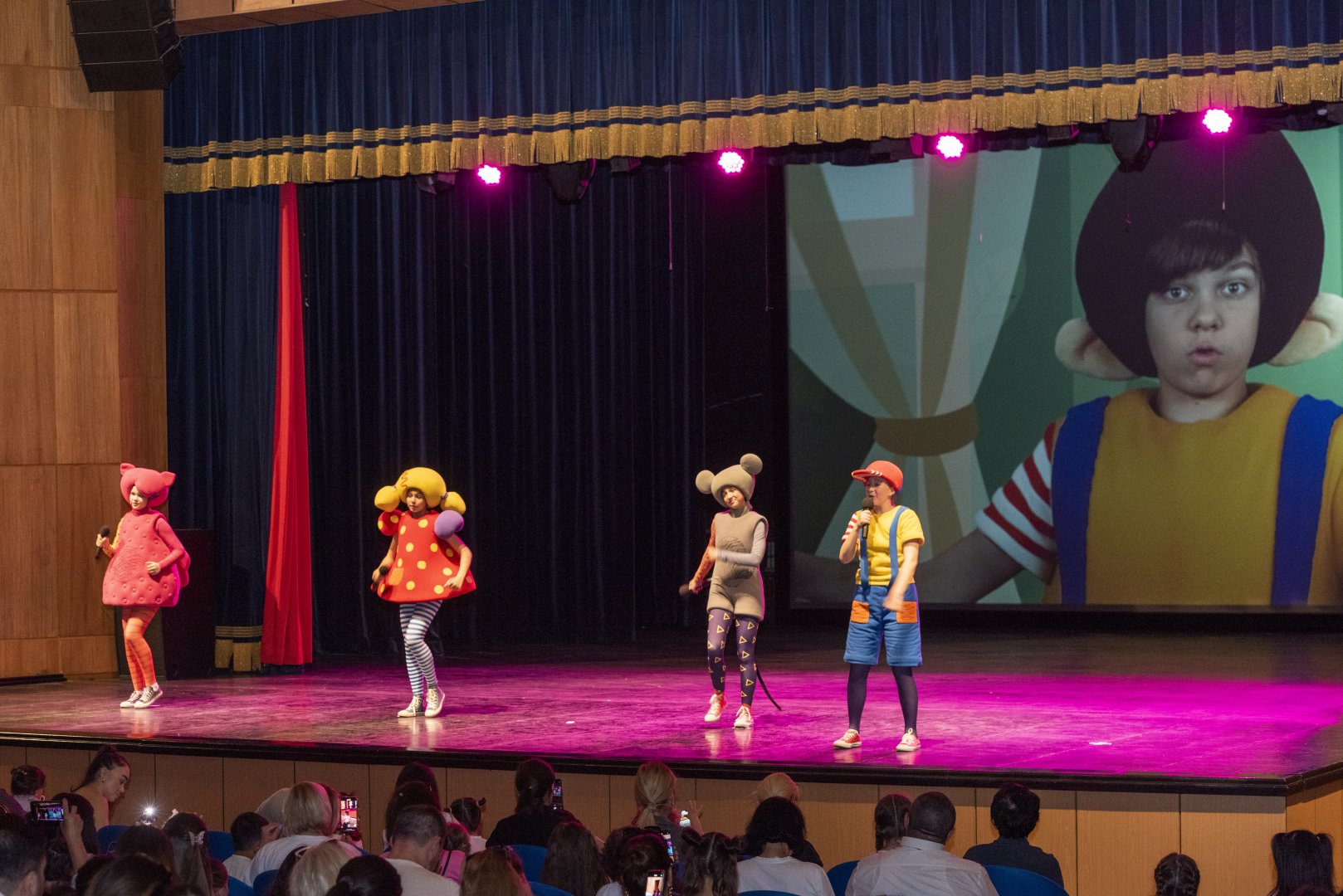 Шесть любимых персонажей стали источником веселья в Баку (ФОТО)