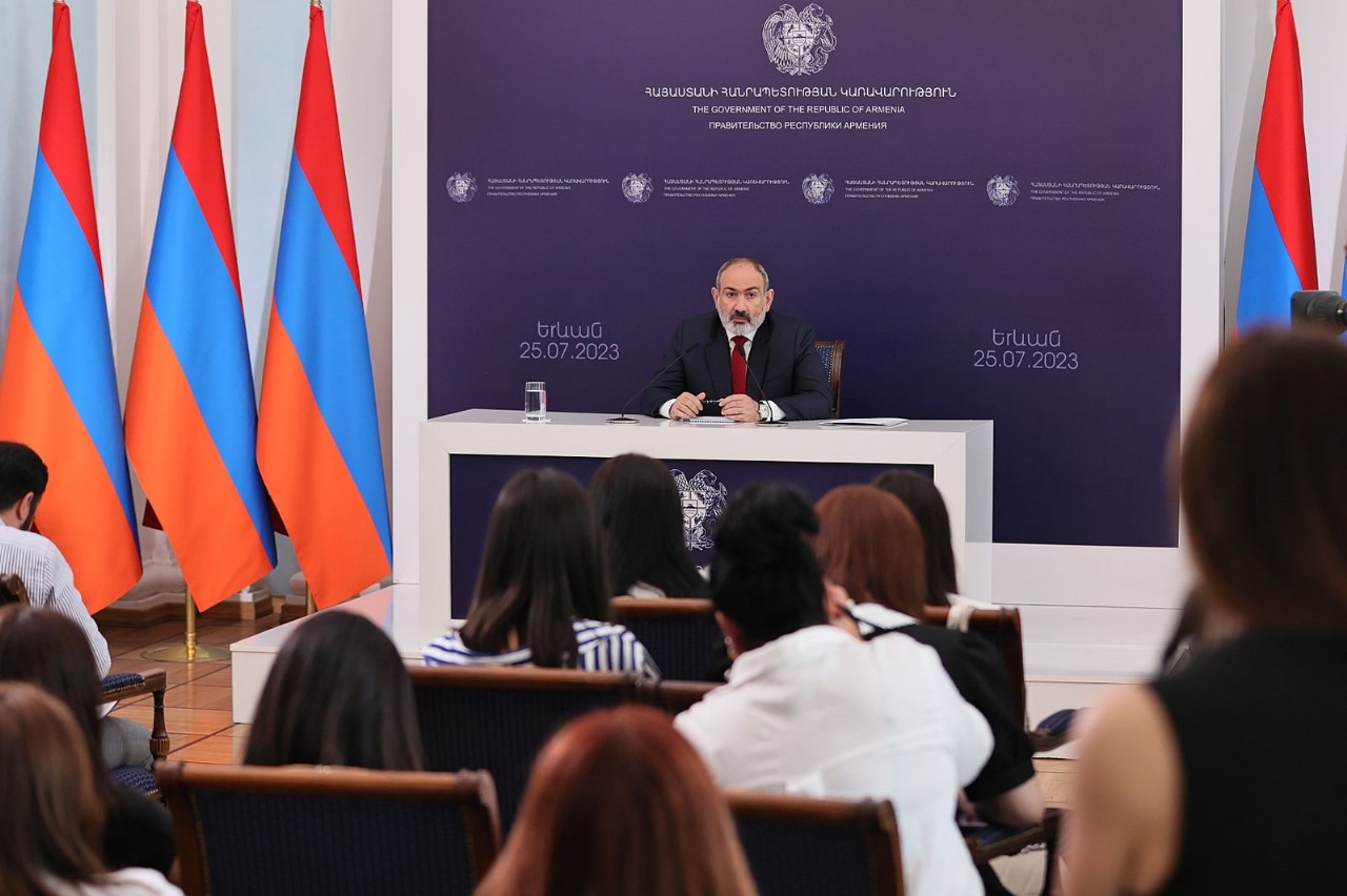 Пашинян назвал соизмеримыми действия полиции у здания парламента