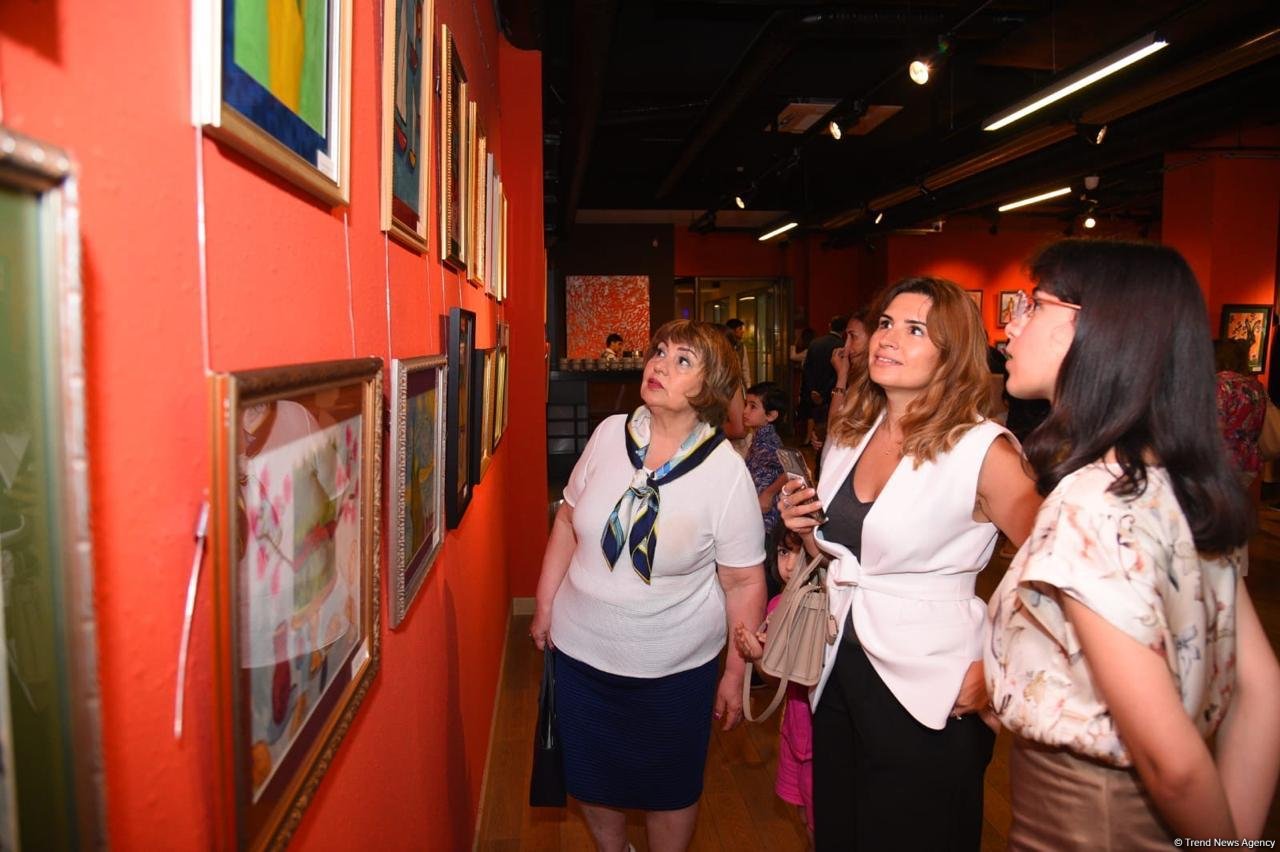 Безграничная фантазия учащихся Leonardo Art School Baku – калейдоскоп ярких красок на выставке в Баку (ФОТО)