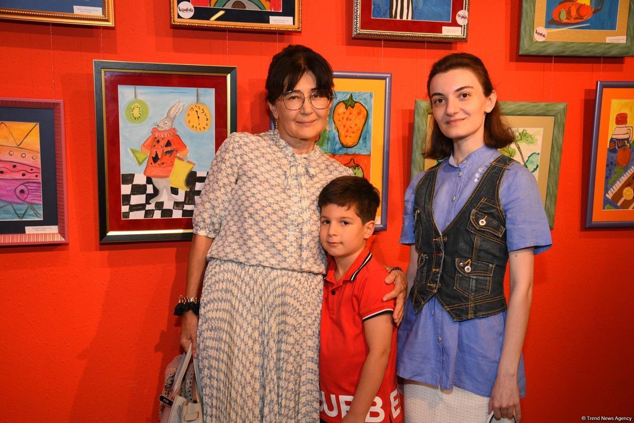 Безграничная фантазия учащихся Leonardo Art School Baku – калейдоскоп ярких красок на выставке в Баку (ФОТО)