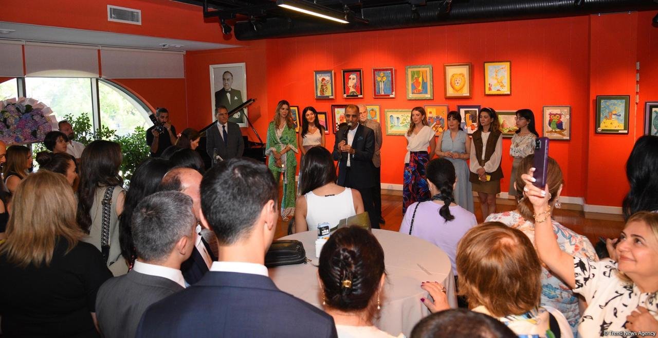 Безграничная фантазия учащихся Leonardo Art School Baku – калейдоскоп ярких красок на выставке в Баку (ФОТО)