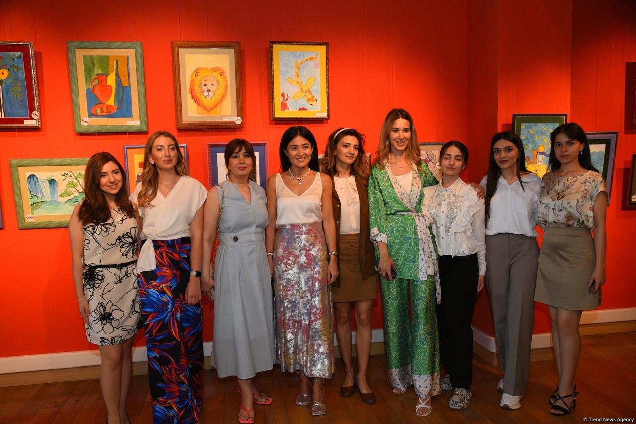 Безграничная фантазия учащихся Leonardo Art School Baku – калейдоскоп ярких красок на выставке в Баку (ФОТО)