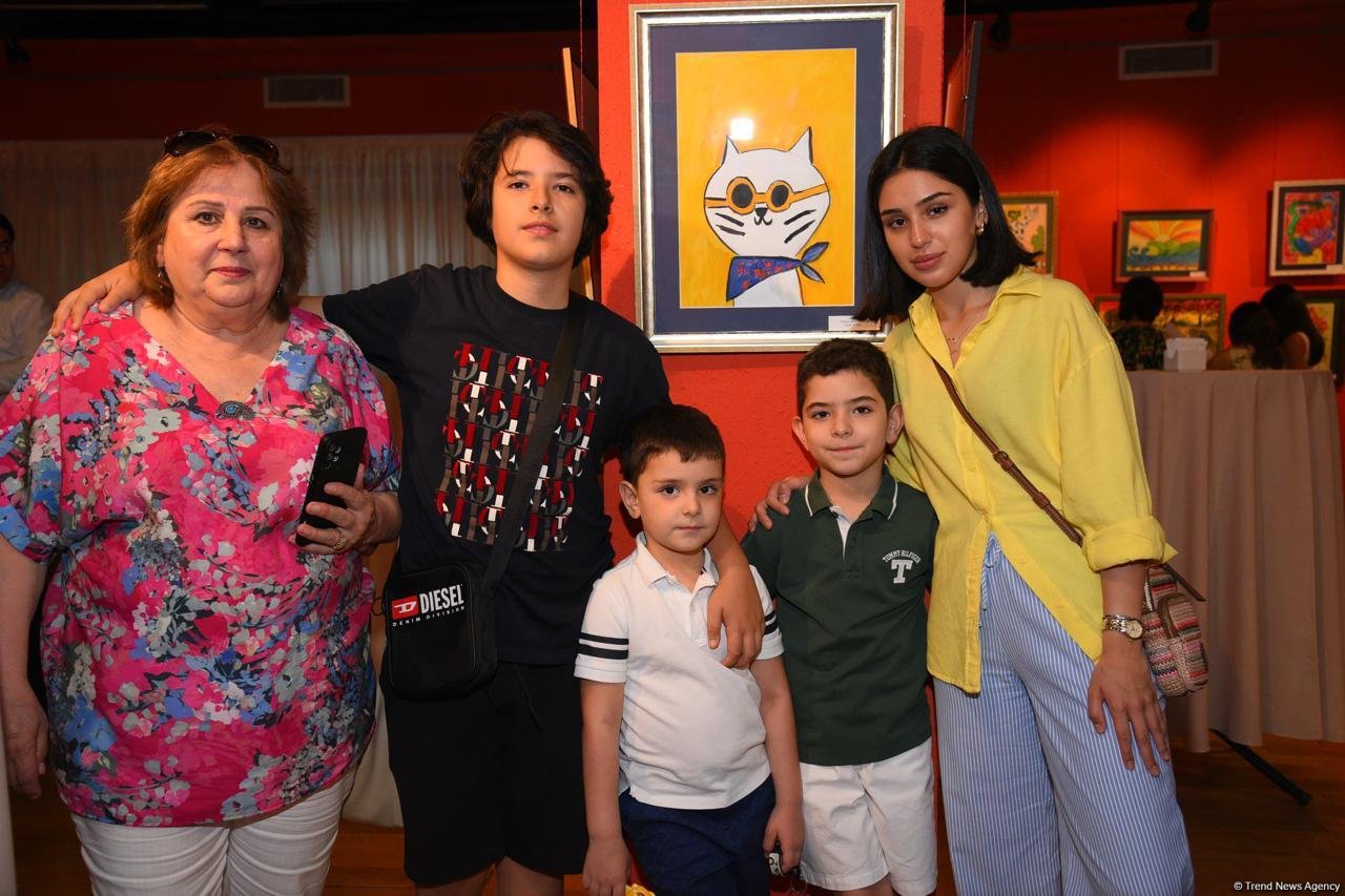 Безграничная фантазия учащихся Leonardo Art School Baku – калейдоскоп ярких красок на выставке в Баку (ФОТО)