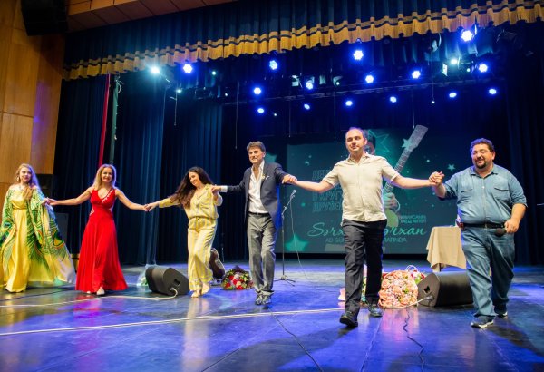 Голубоглазый романтик эстрады Сархан Сархан отметил день рождения в кругу друзей (ФОТО)