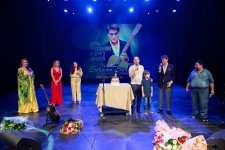 Голубоглазый романтик эстрады Сархан Сархан отметил день рождения в кругу друзей (ФОТО)