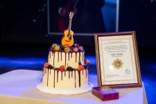 Голубоглазый романтик эстрады Сархан Сархан отметил день рождения в кругу друзей (ФОТО)