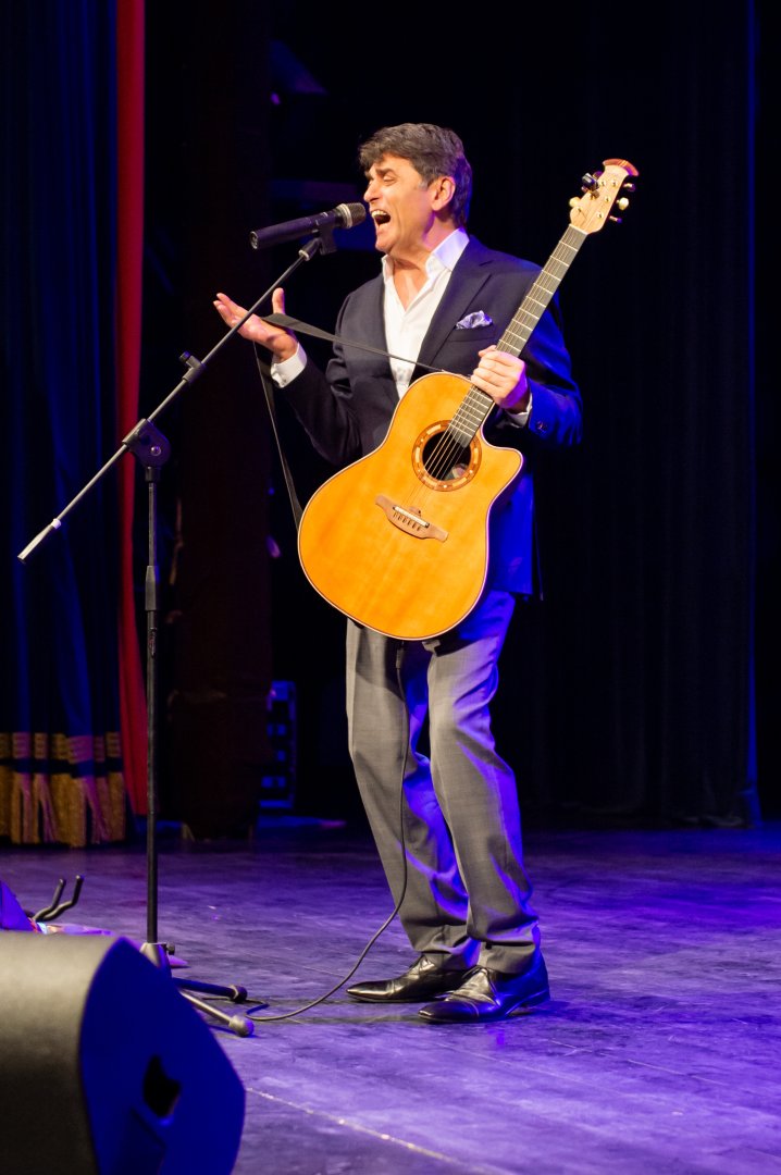 Голубоглазый романтик эстрады Сархан Сархан отметил день рождения в кругу друзей (ФОТО)