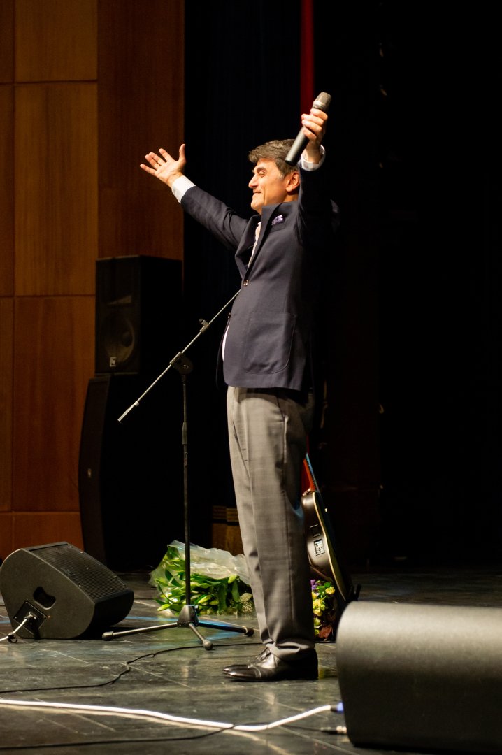 Голубоглазый романтик эстрады Сархан Сархан отметил день рождения в кругу друзей (ФОТО)