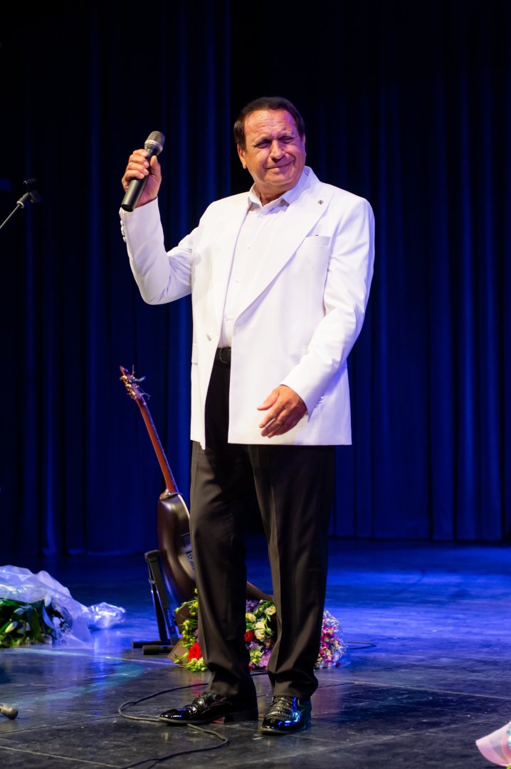 Голубоглазый романтик эстрады Сархан Сархан отметил день рождения в кругу друзей (ФОТО)