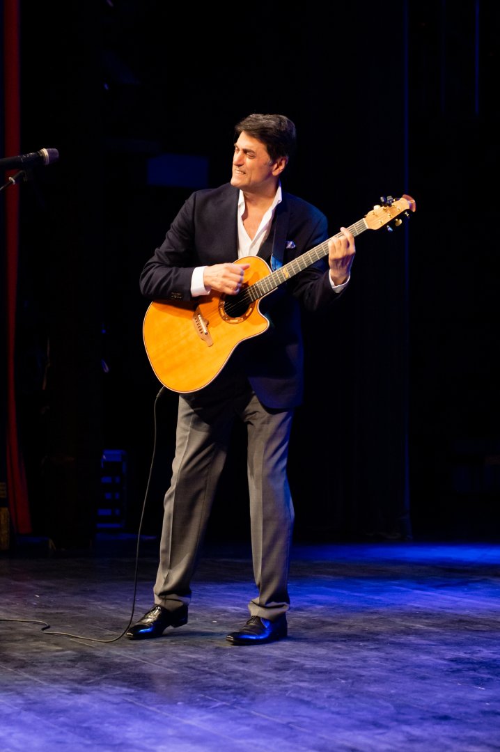 Голубоглазый романтик эстрады Сархан Сархан отметил день рождения в кругу друзей (ФОТО)