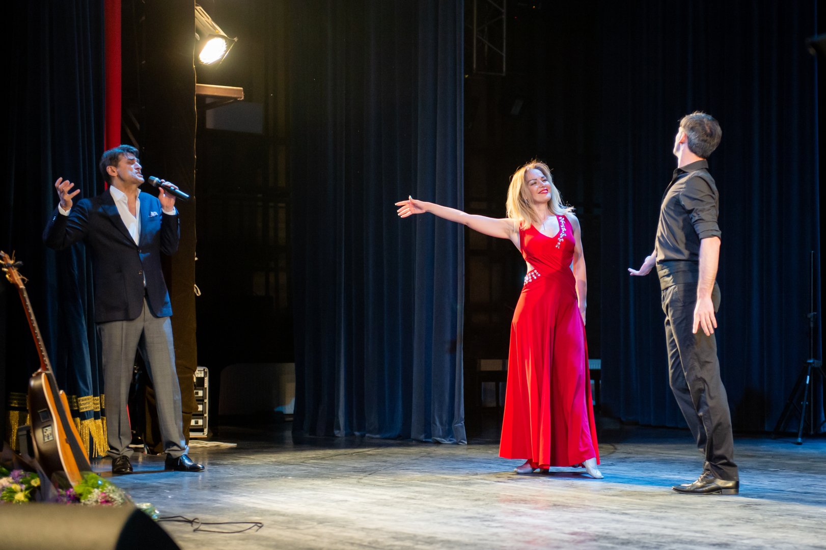 Голубоглазый романтик эстрады Сархан Сархан отметил день рождения в кругу друзей (ФОТО)