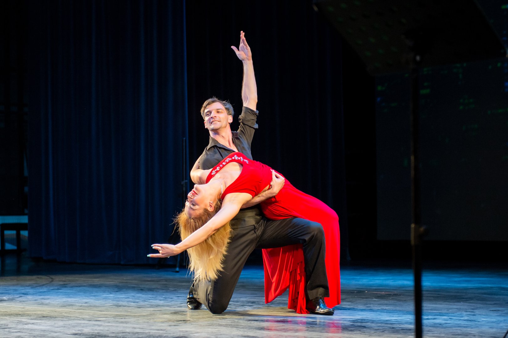 Голубоглазый романтик эстрады Сархан Сархан отметил день рождения в кругу друзей (ФОТО)