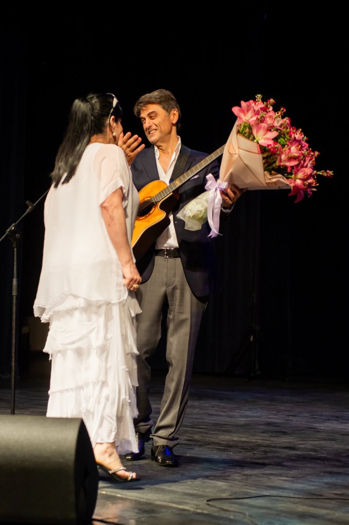 Голубоглазый романтик эстрады Сархан Сархан отметил день рождения в кругу друзей (ФОТО)