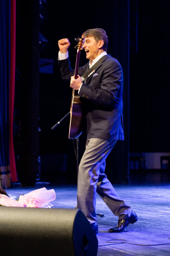 Голубоглазый романтик эстрады Сархан Сархан отметил день рождения в кругу друзей (ФОТО)