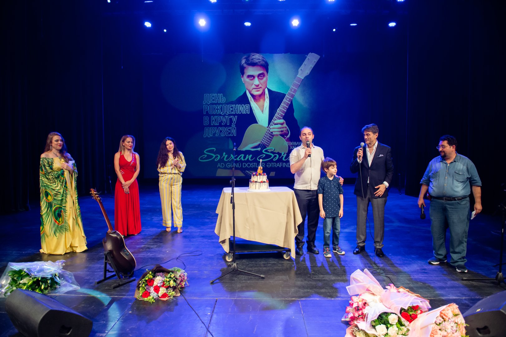 Голубоглазый романтик эстрады Сархан Сархан отметил день рождения в кругу друзей (ФОТО)