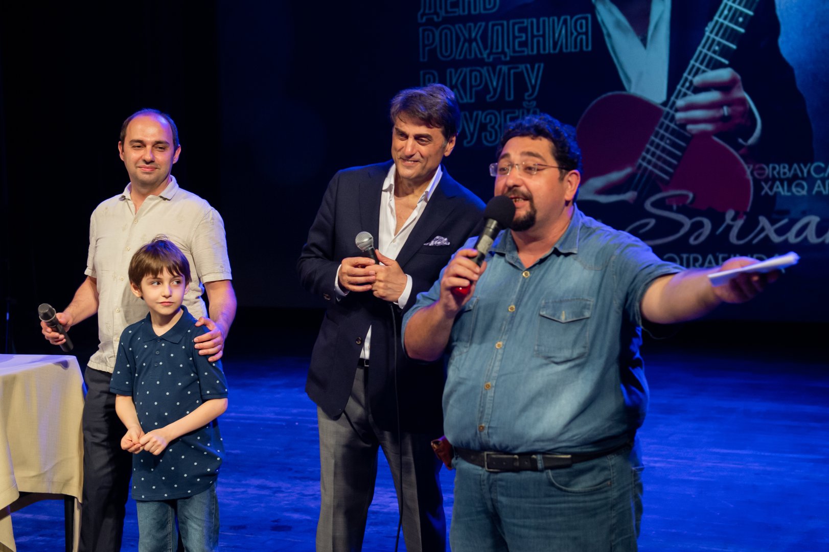 Голубоглазый романтик эстрады Сархан Сархан отметил день рождения в кругу друзей (ФОТО)