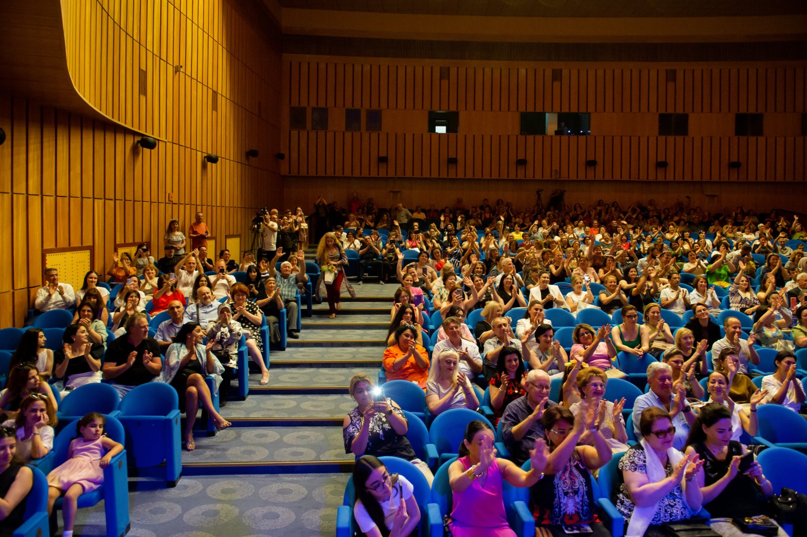 Голубоглазый романтик эстрады Сархан Сархан отметил день рождения в кругу друзей (ФОТО)