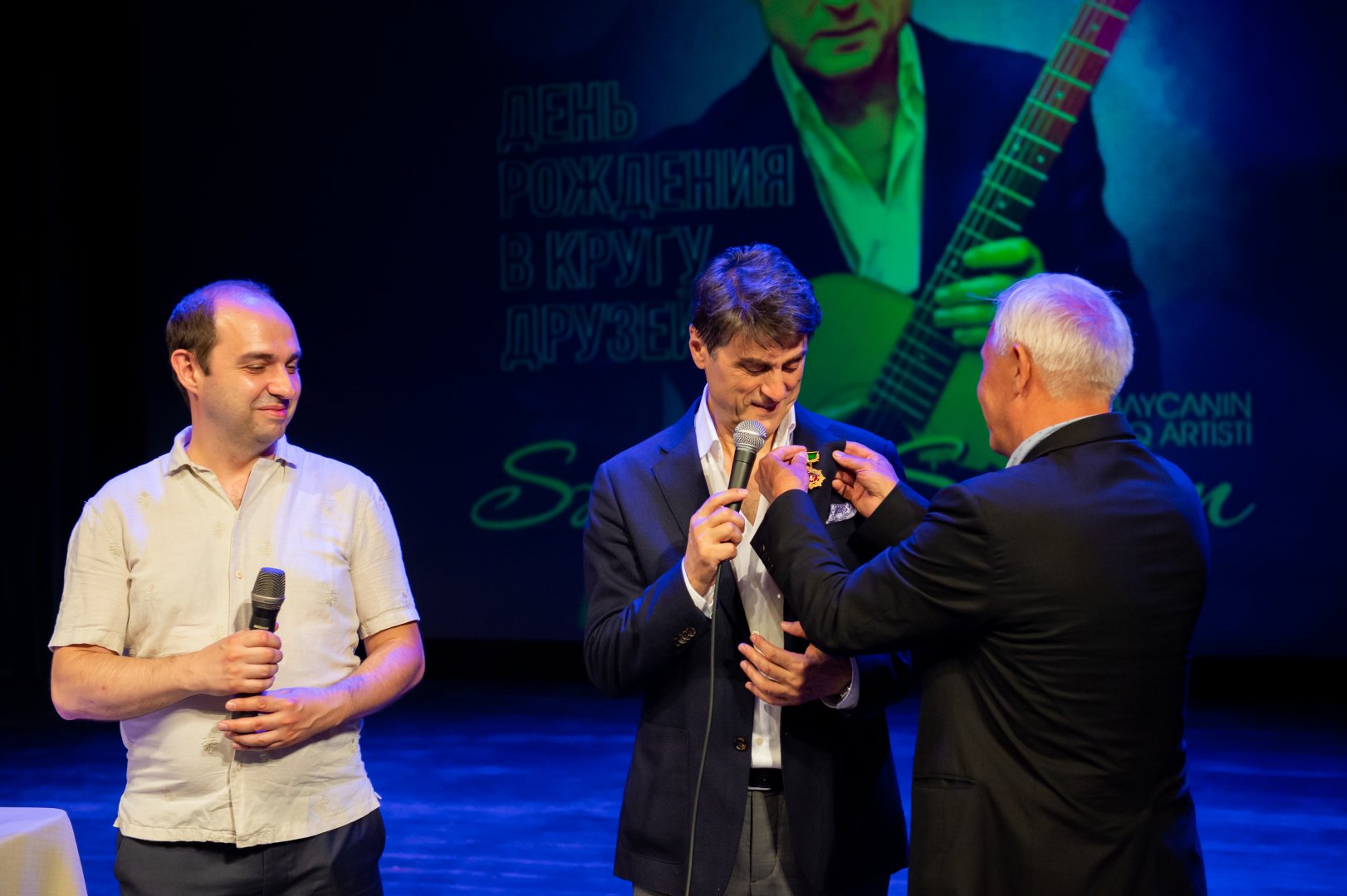 Голубоглазый романтик эстрады Сархан Сархан отметил день рождения в кругу друзей (ФОТО)