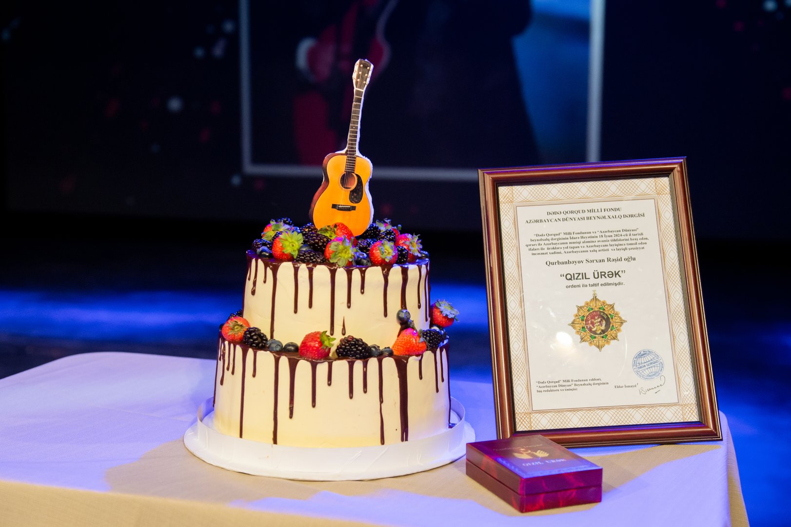 Голубоглазый романтик эстрады Сархан Сархан отметил день рождения в кругу друзей (ФОТО)