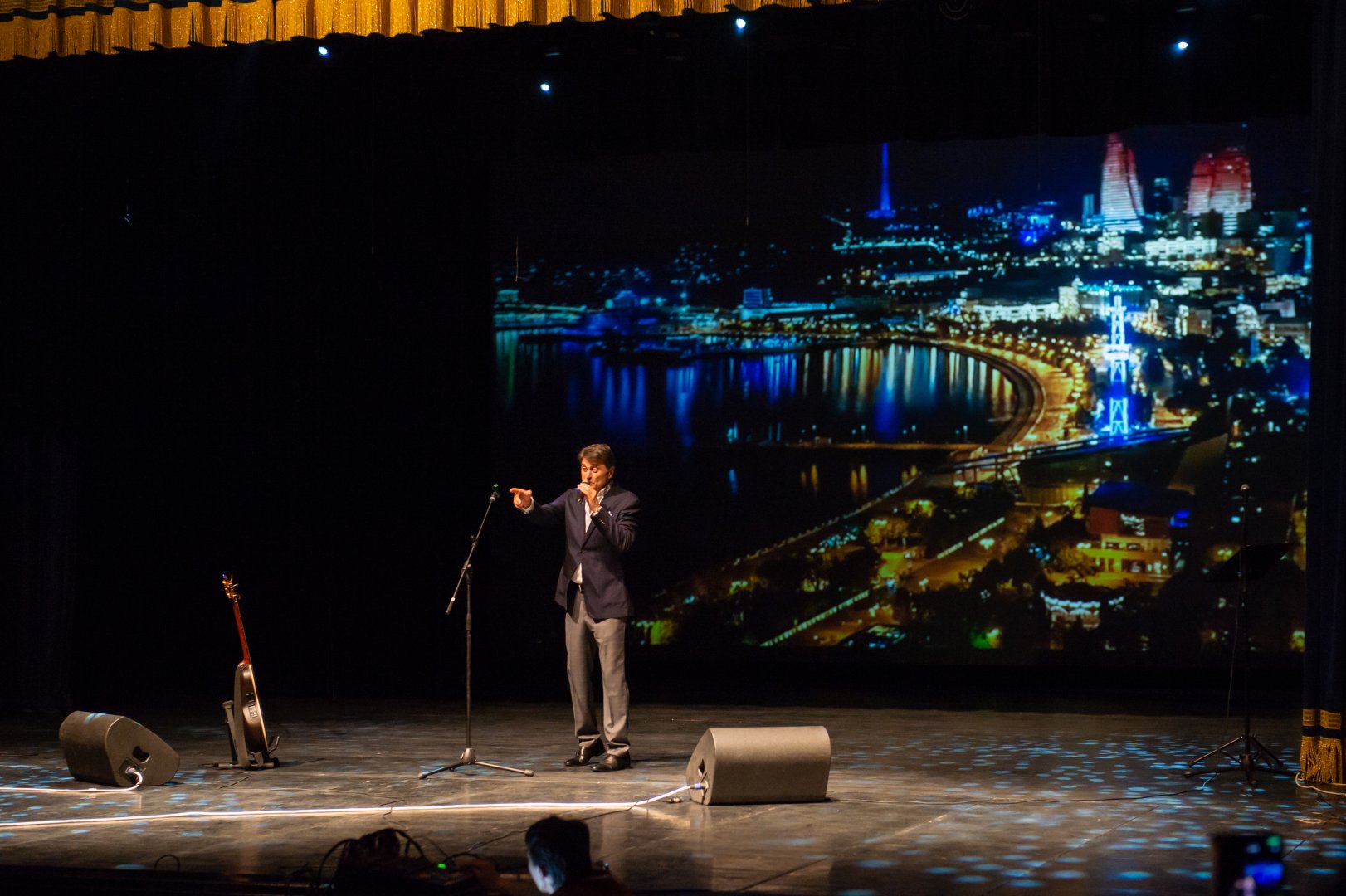 Голубоглазый романтик эстрады Сархан Сархан отметил день рождения в кругу друзей (ФОТО)