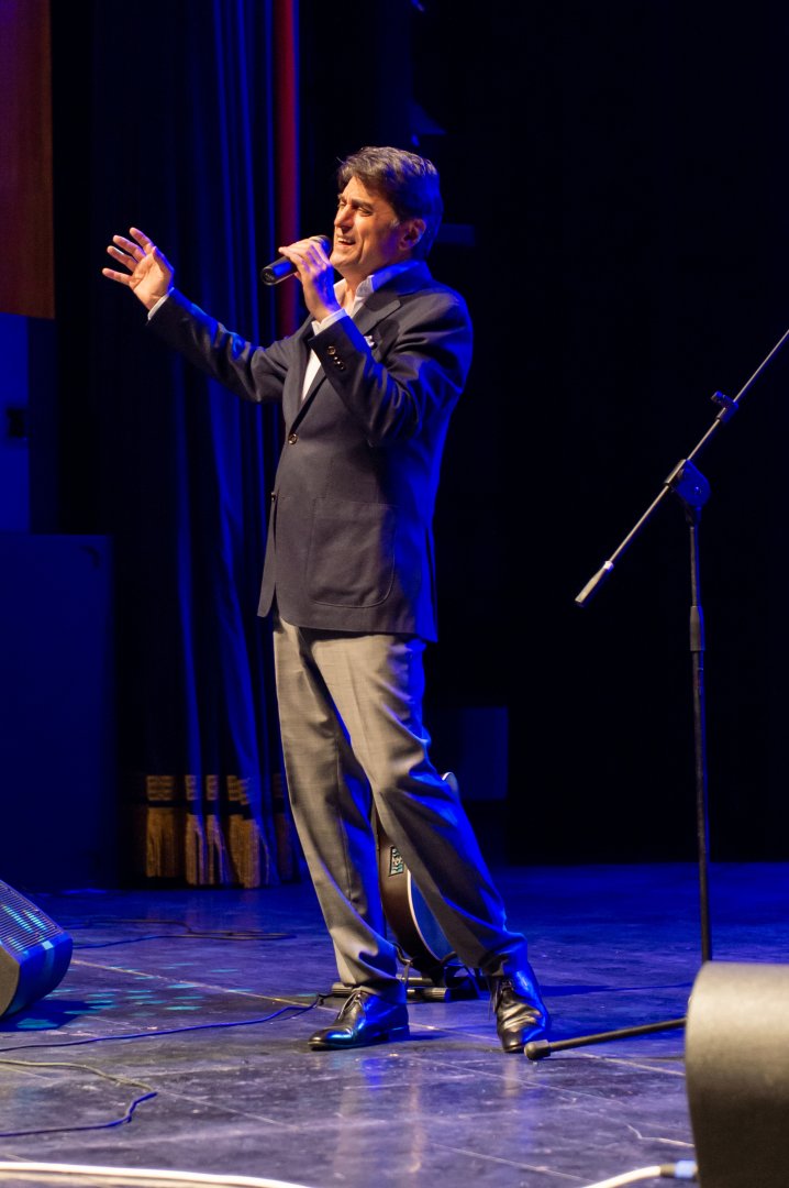 Голубоглазый романтик эстрады Сархан Сархан отметил день рождения в кругу друзей (ФОТО)