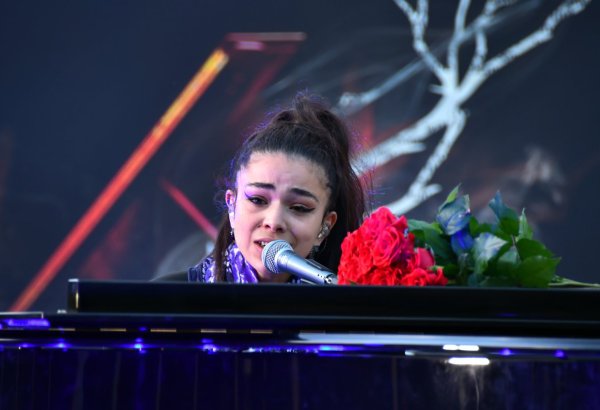 Представлен клип на французском языке песни легендарной Сары Гадимовой "Küsüb getdi" - Elia (ВИДЕО)