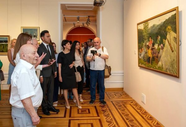 В портрете женское лицо … - красочная экспозиция в летнем Баку (ФОТО)